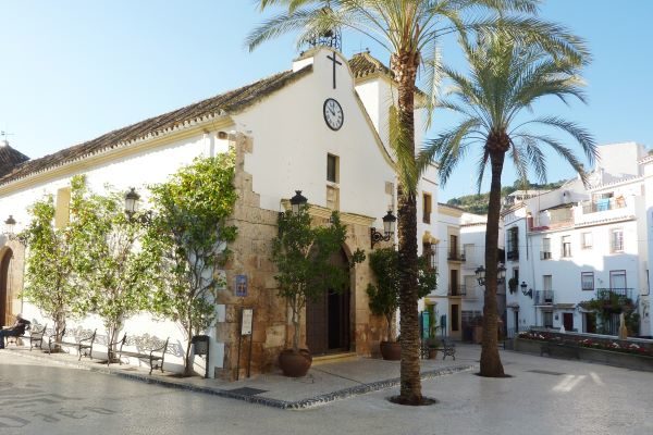 Sunlit plaza in Ojén